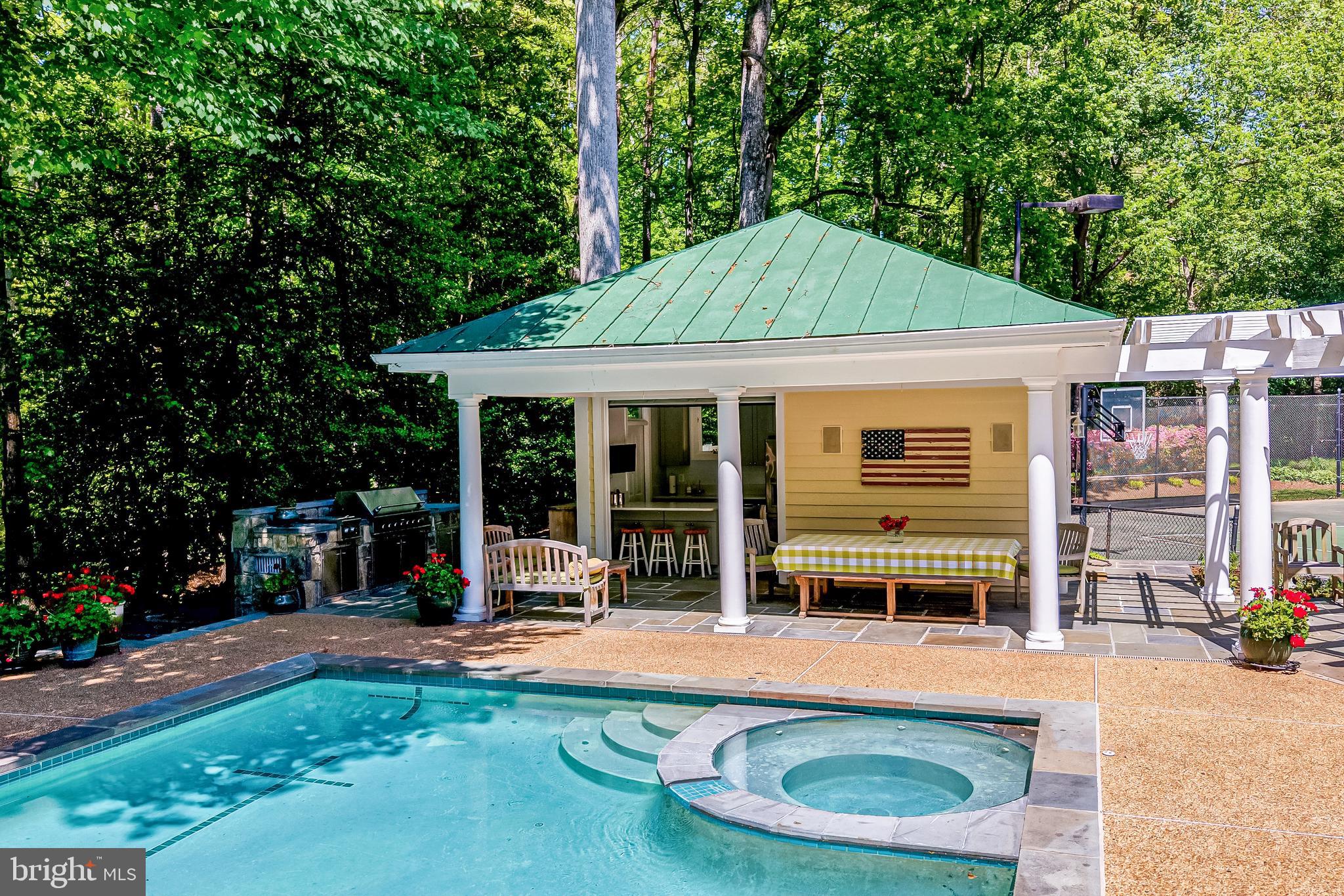 2402 OAKMONT COURT