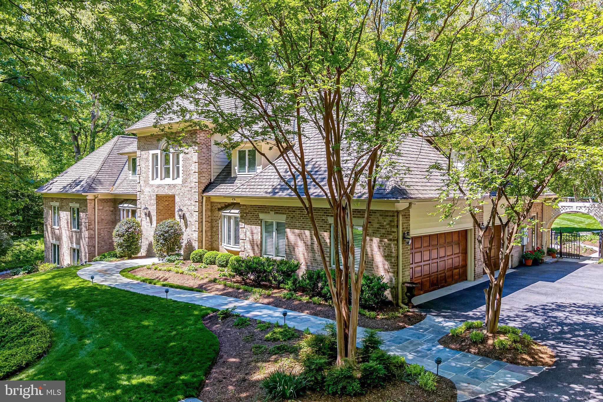 2402 OAKMONT COURT