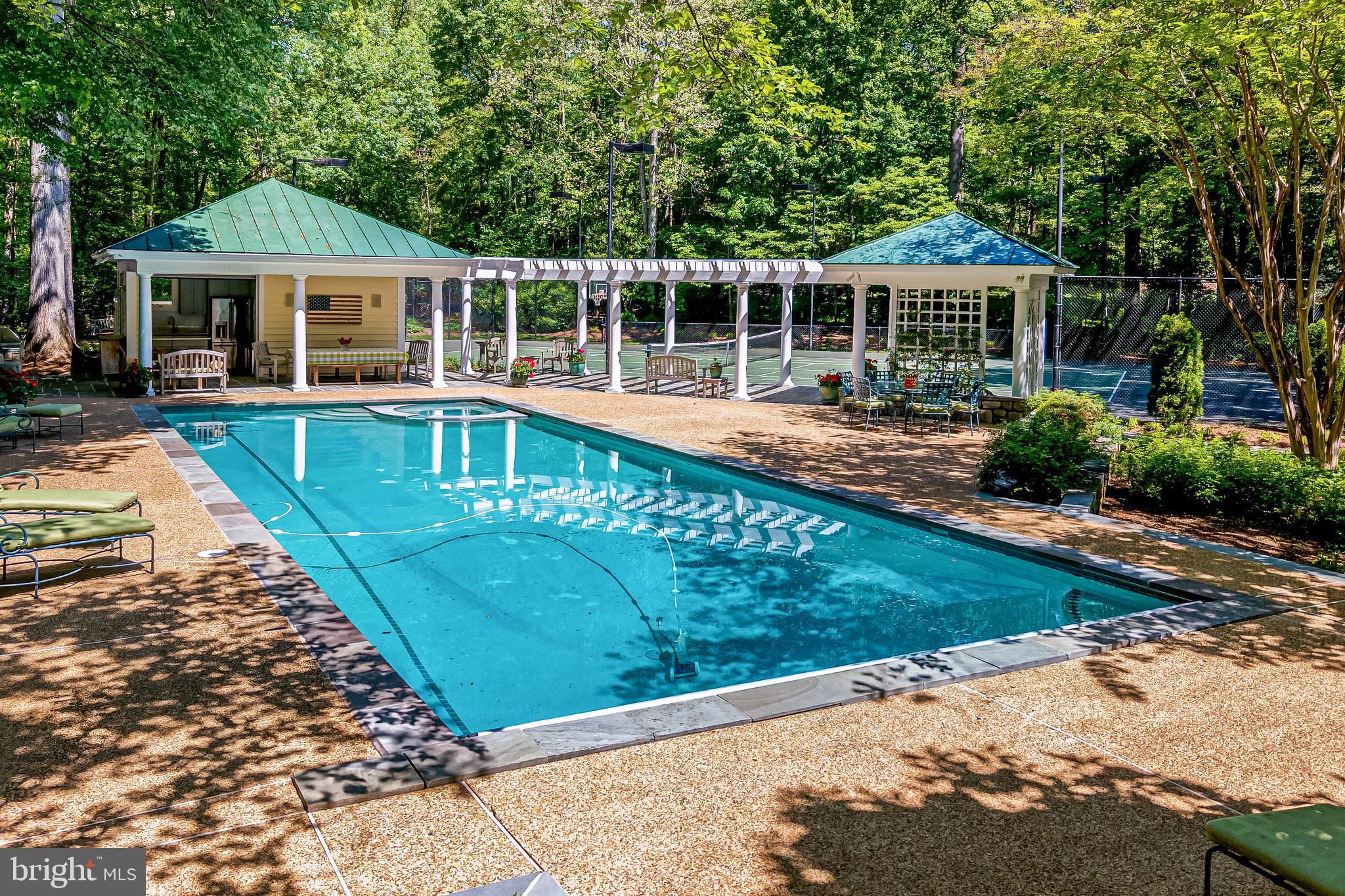 2402 OAKMONT COURT