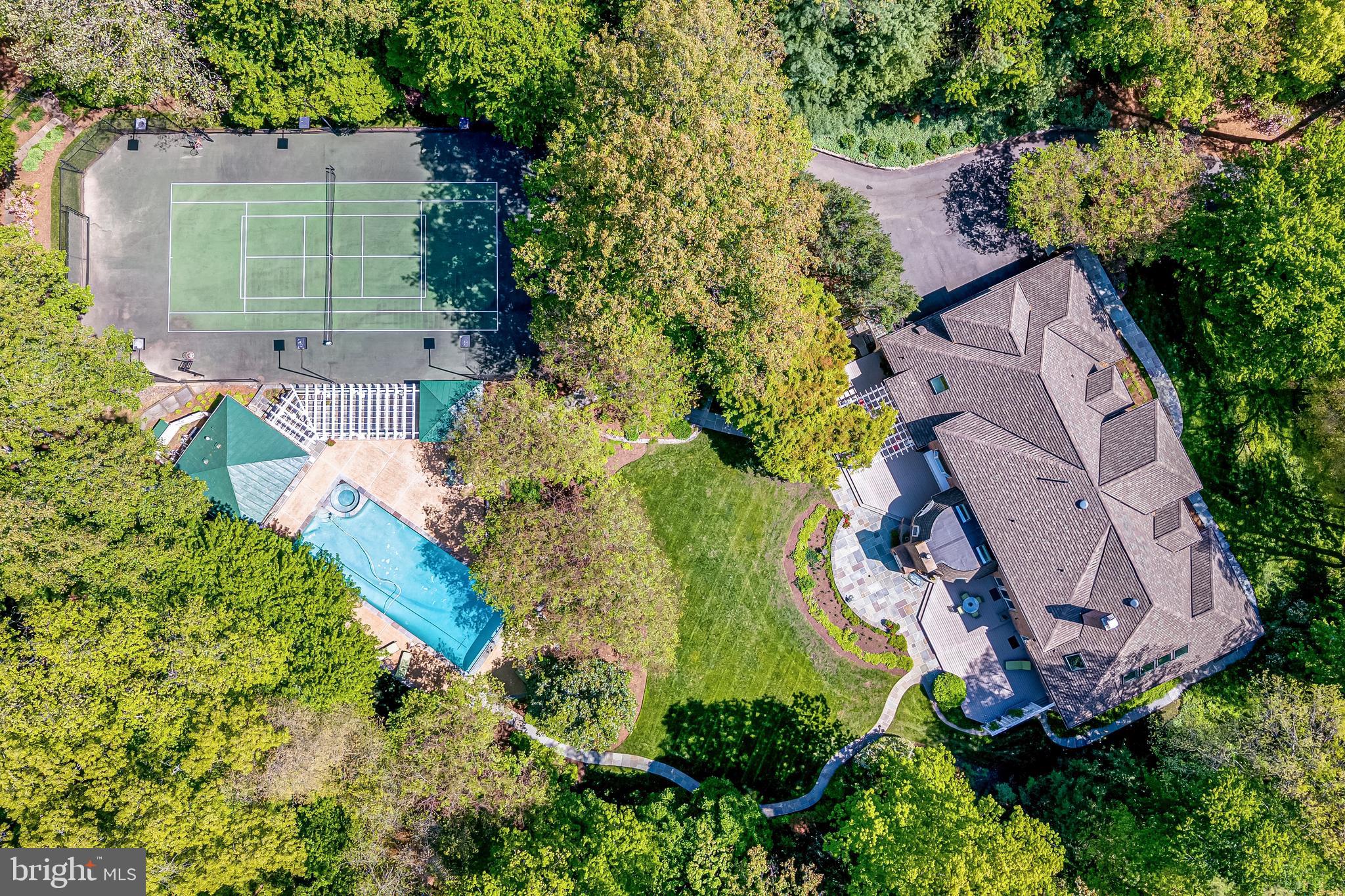 2402 OAKMONT COURT