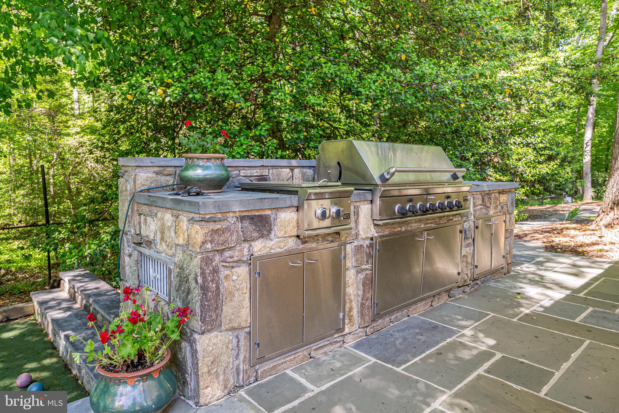 2402 OAKMONT COURT