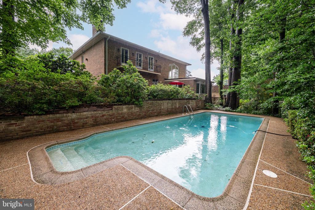 1502 HIGHWOOD DRIVE