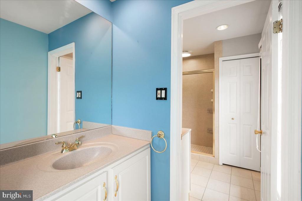 7142 RED HORSE TAVERN LANE