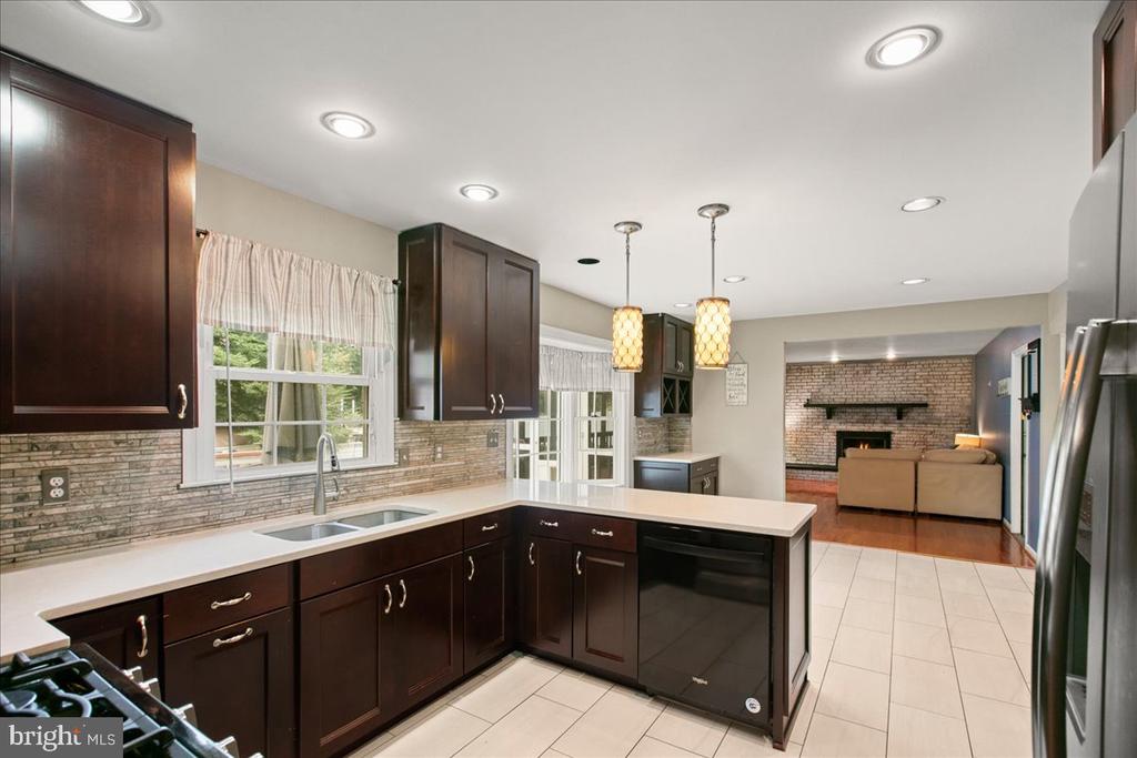 7142 RED HORSE TAVERN LANE