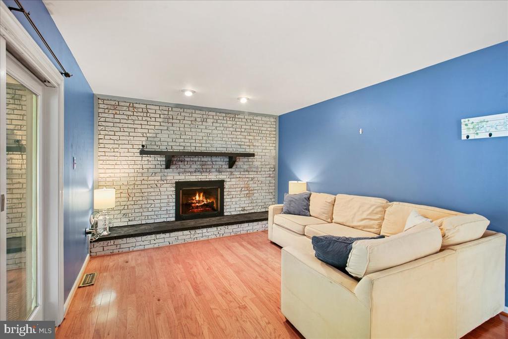 7142 RED HORSE TAVERN LANE