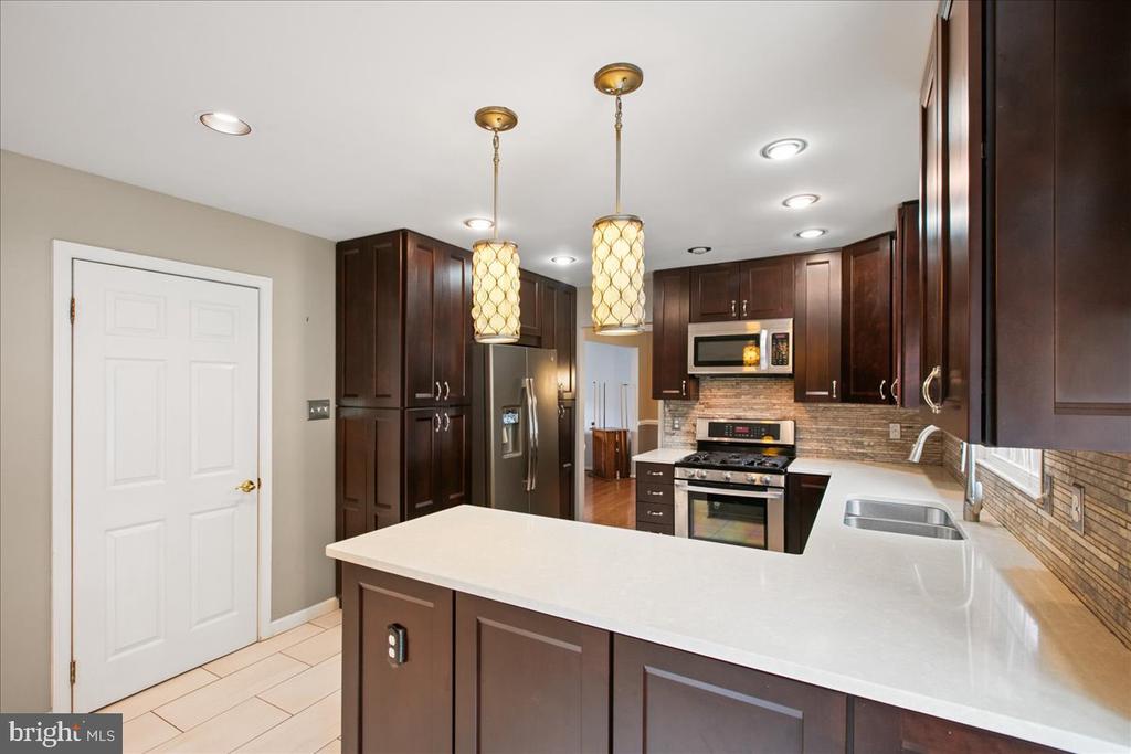 7142 RED HORSE TAVERN LANE