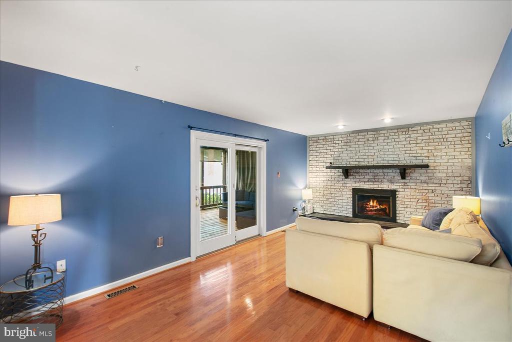 7142 RED HORSE TAVERN LANE
