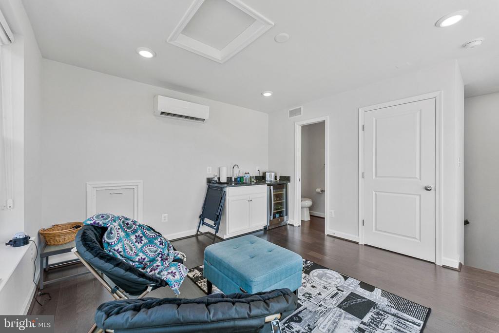 4402 FAIR LAKES COURT