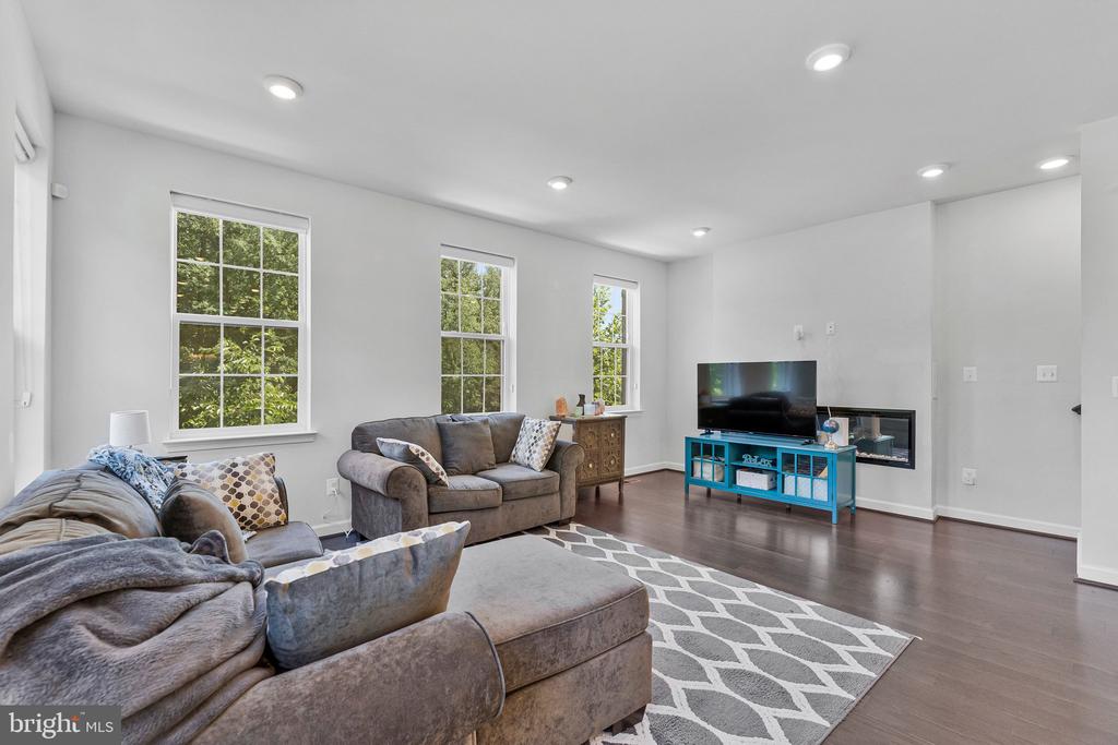 4402 FAIR LAKES COURT