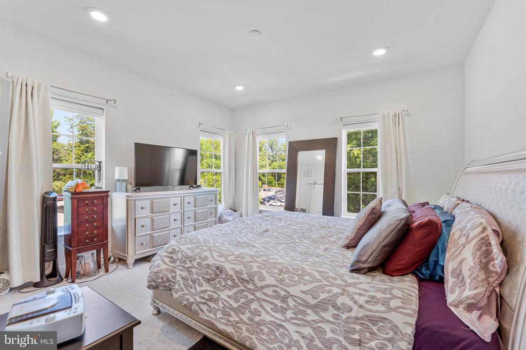 4402 FAIR LAKES COURT