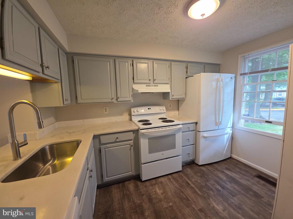 8534 BLUE ROCK LANE