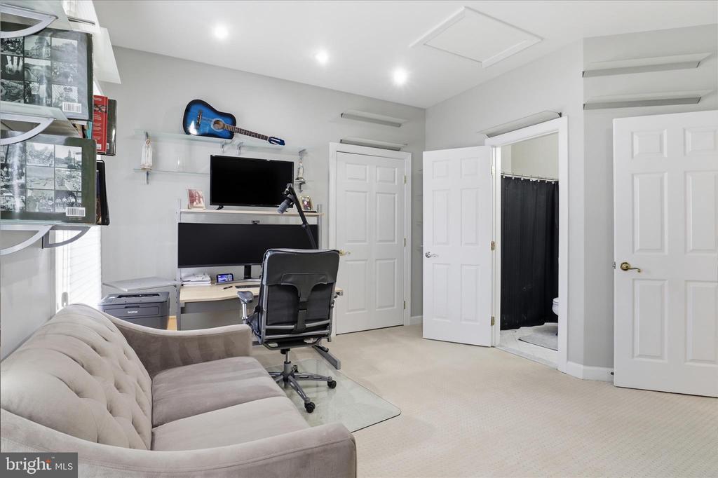 7323 LAUREL CREEK COURT