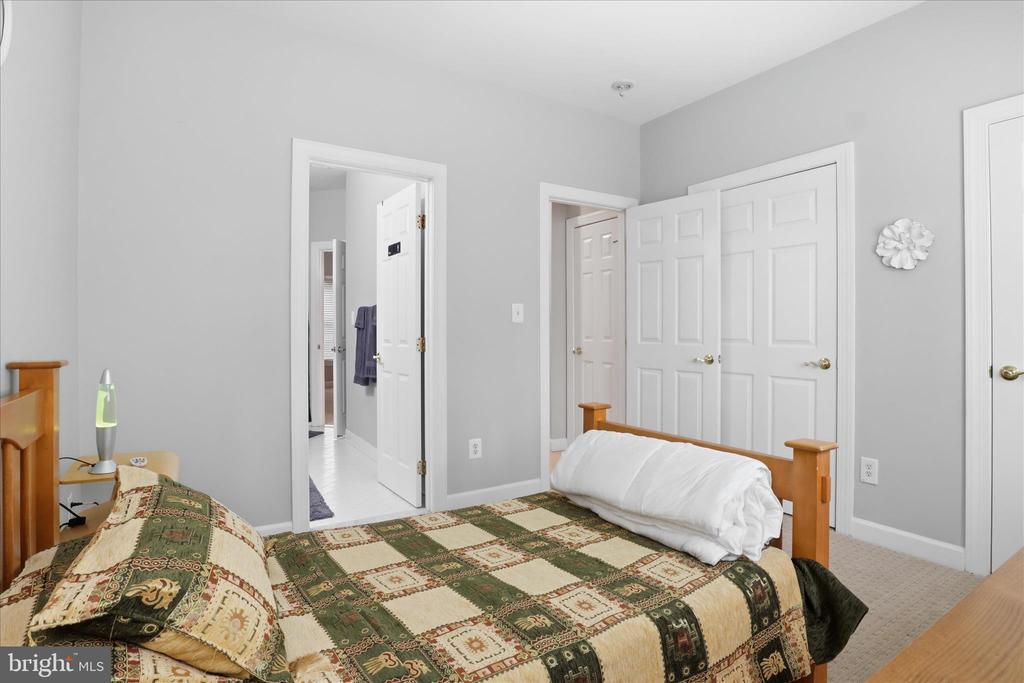 7323 LAUREL CREEK COURT