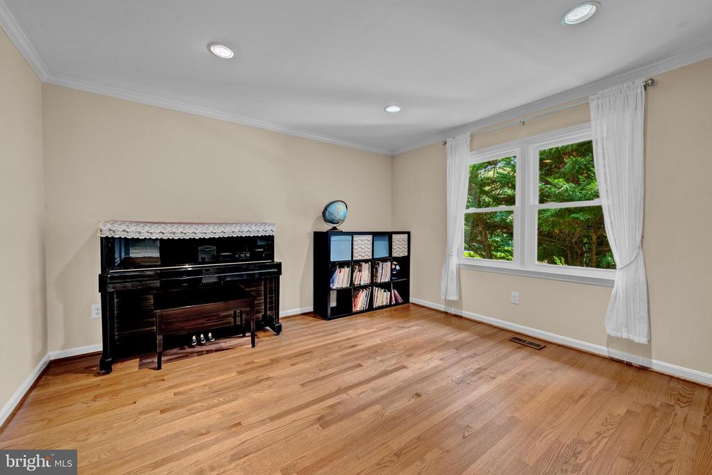 1077 SPRING HILL ROAD