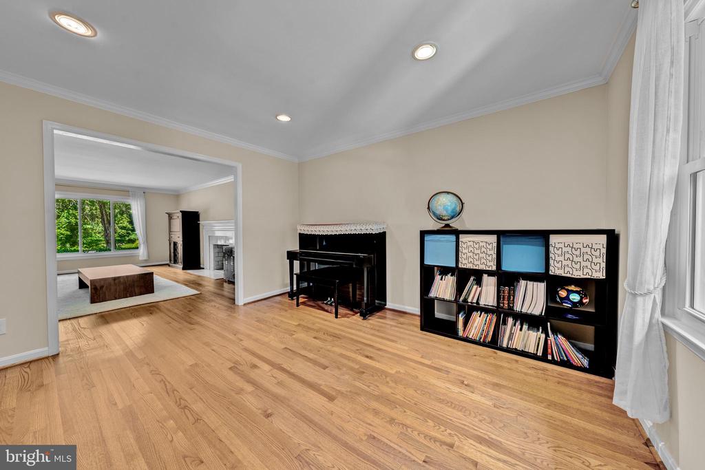 1077 SPRING HILL ROAD