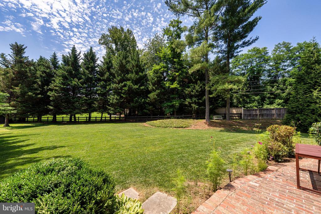 1077 SPRING HILL ROAD