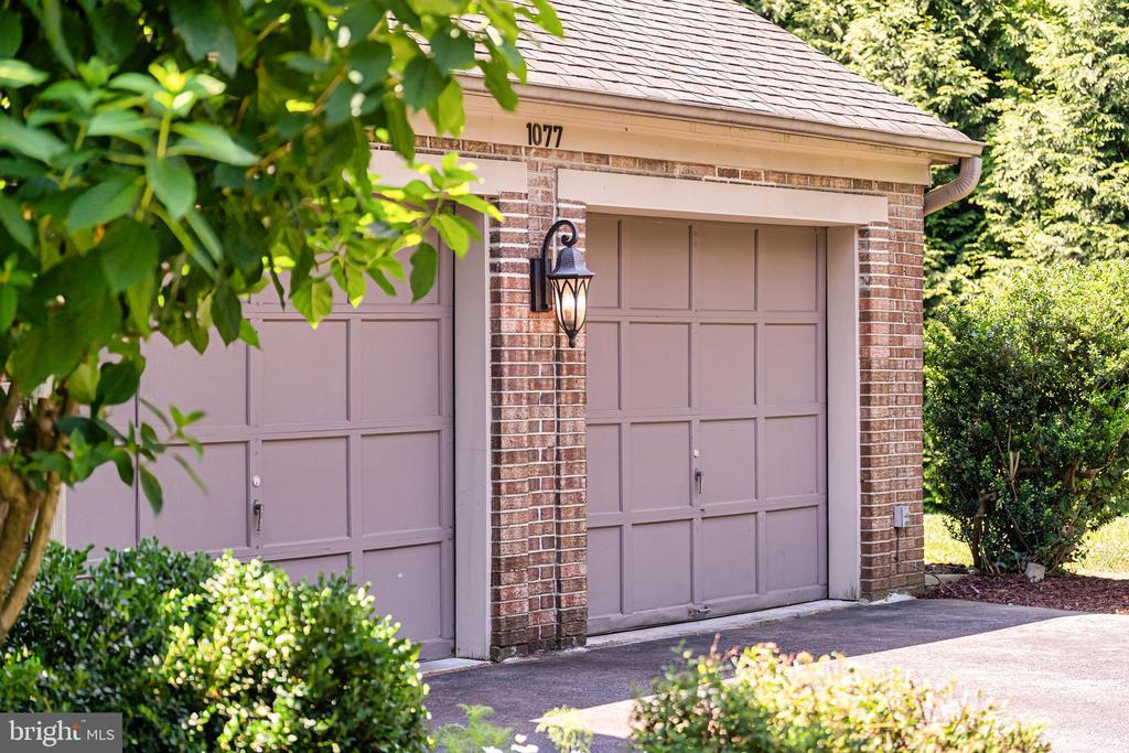 1077 SPRING HILL ROAD