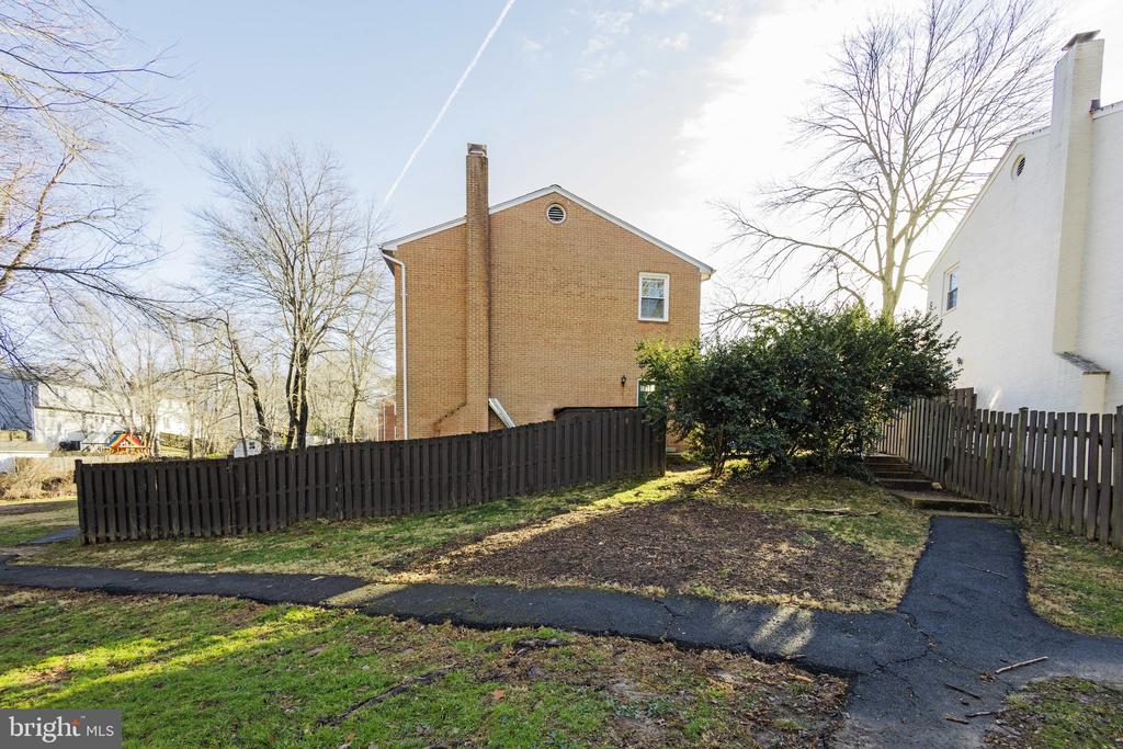 3290 APPLEGATE COURT