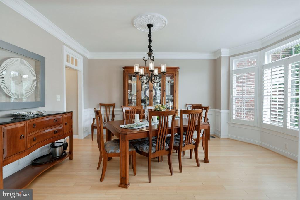 9809 JOHN ROBERT WAY