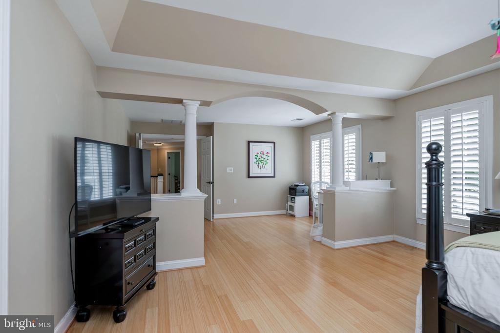 9809 JOHN ROBERT WAY