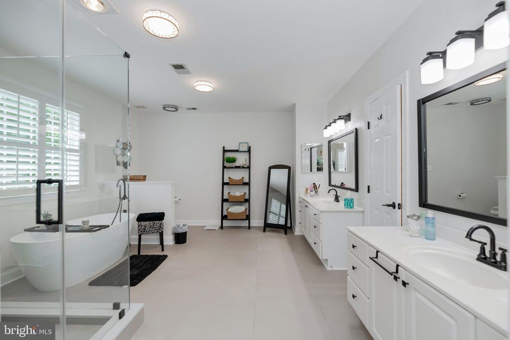 9809 JOHN ROBERT WAY