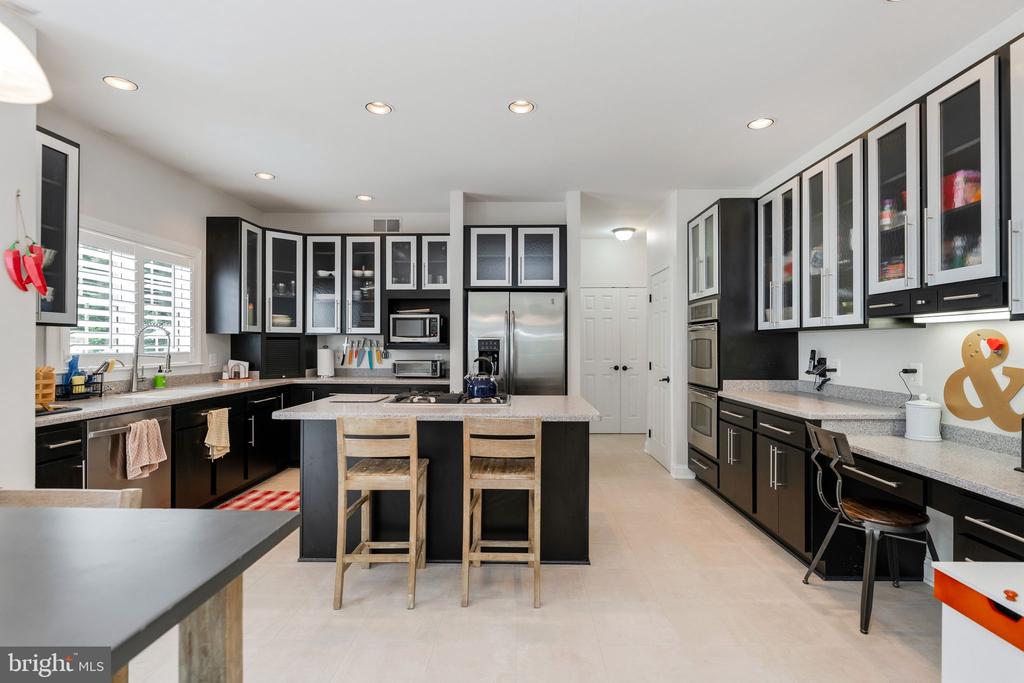 9809 JOHN ROBERT WAY