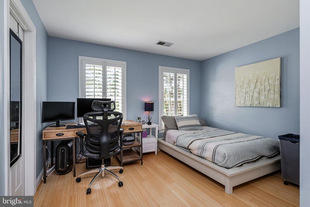 9809 JOHN ROBERT WAY