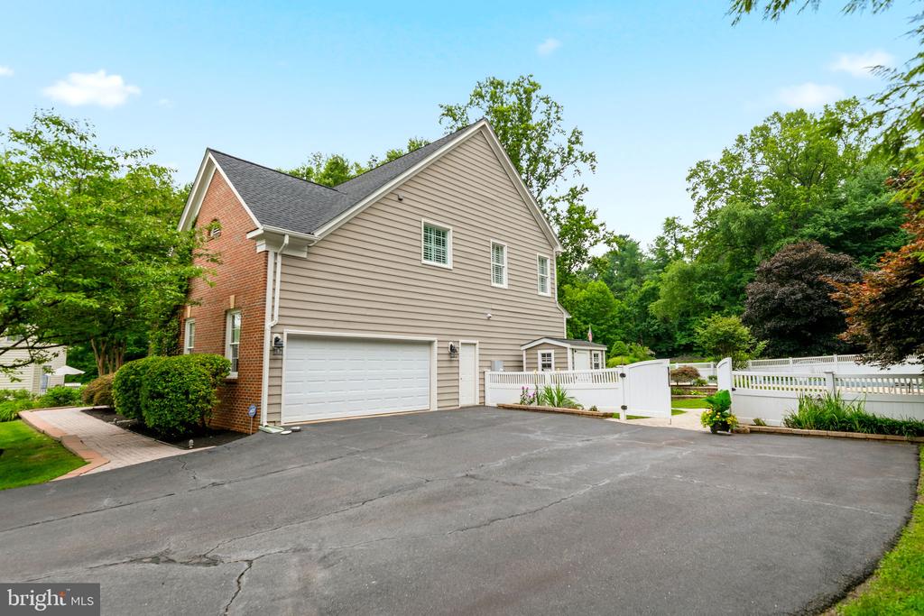 9809 JOHN ROBERT WAY