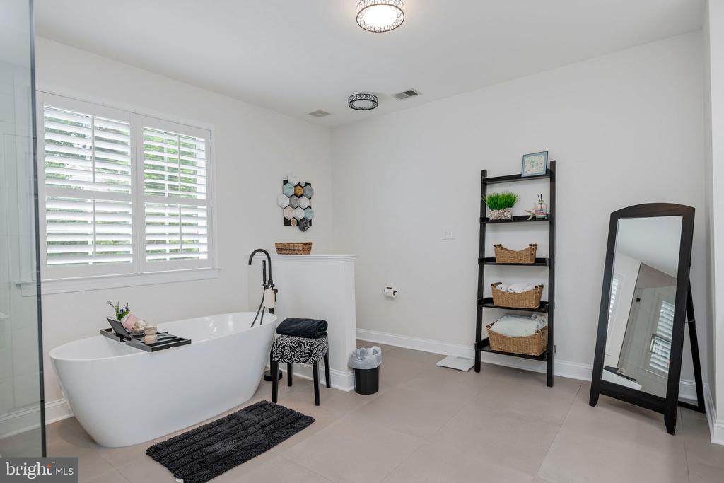 9809 JOHN ROBERT WAY
