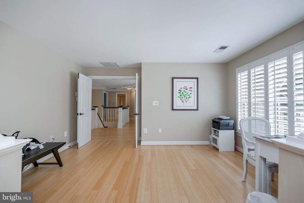 9809 JOHN ROBERT WAY