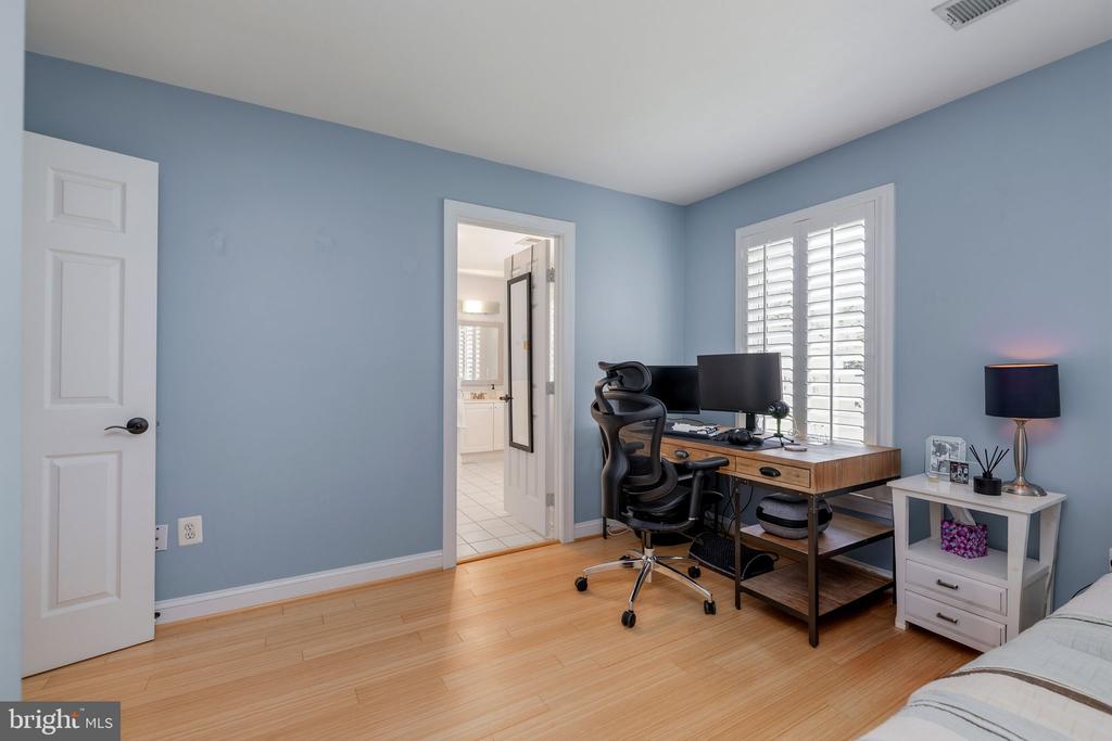 9809 JOHN ROBERT WAY
