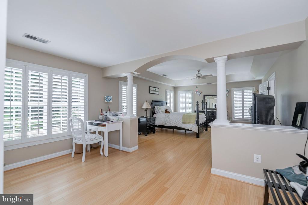 9809 JOHN ROBERT WAY
