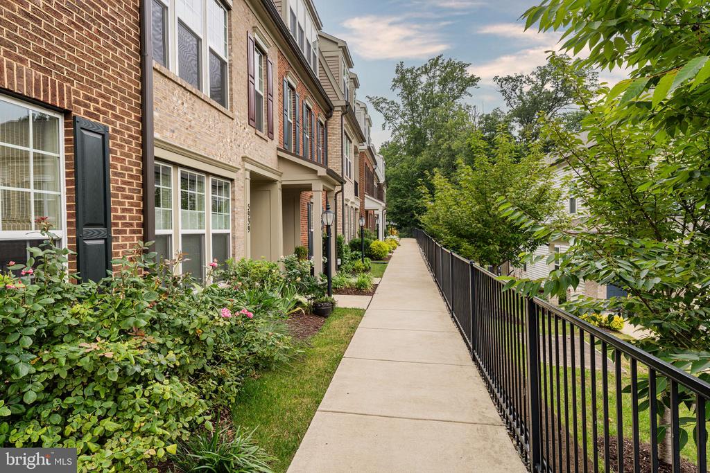 5951 CLAPTON COURT