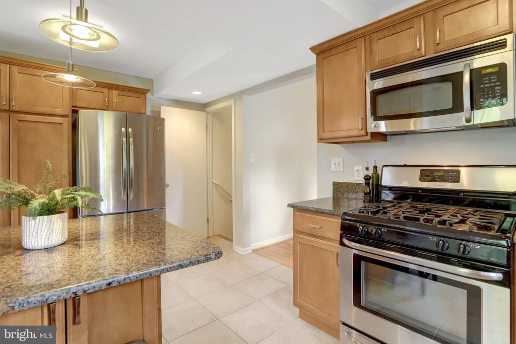 5910 EDGEHILL DRIVE