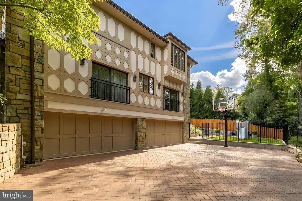 5848 ASPEN WOOD COURT
