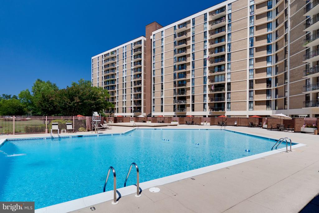 6800 FLEETWOOD ROAD Unit: 1011