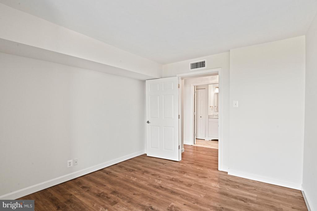 6800 FLEETWOOD ROAD Unit: 1011