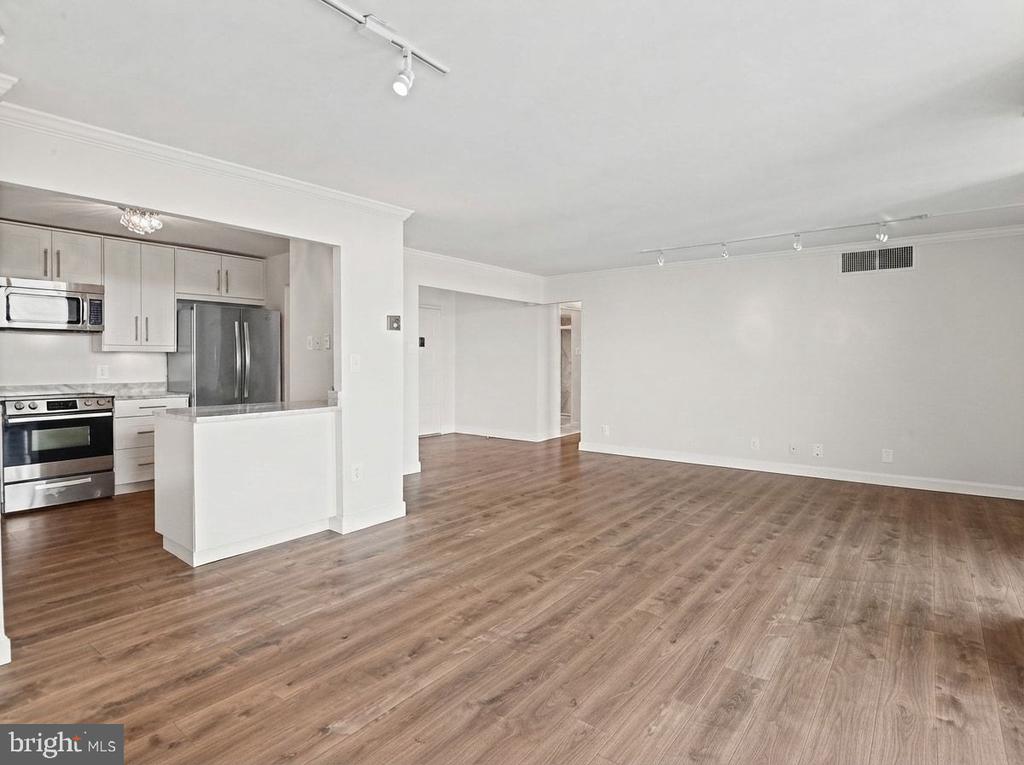 6800 FLEETWOOD ROAD Unit: 1011