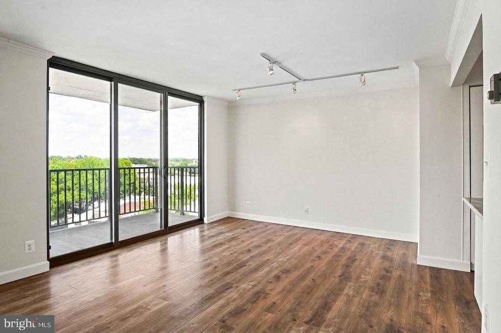 6800 FLEETWOOD ROAD Unit: 1011