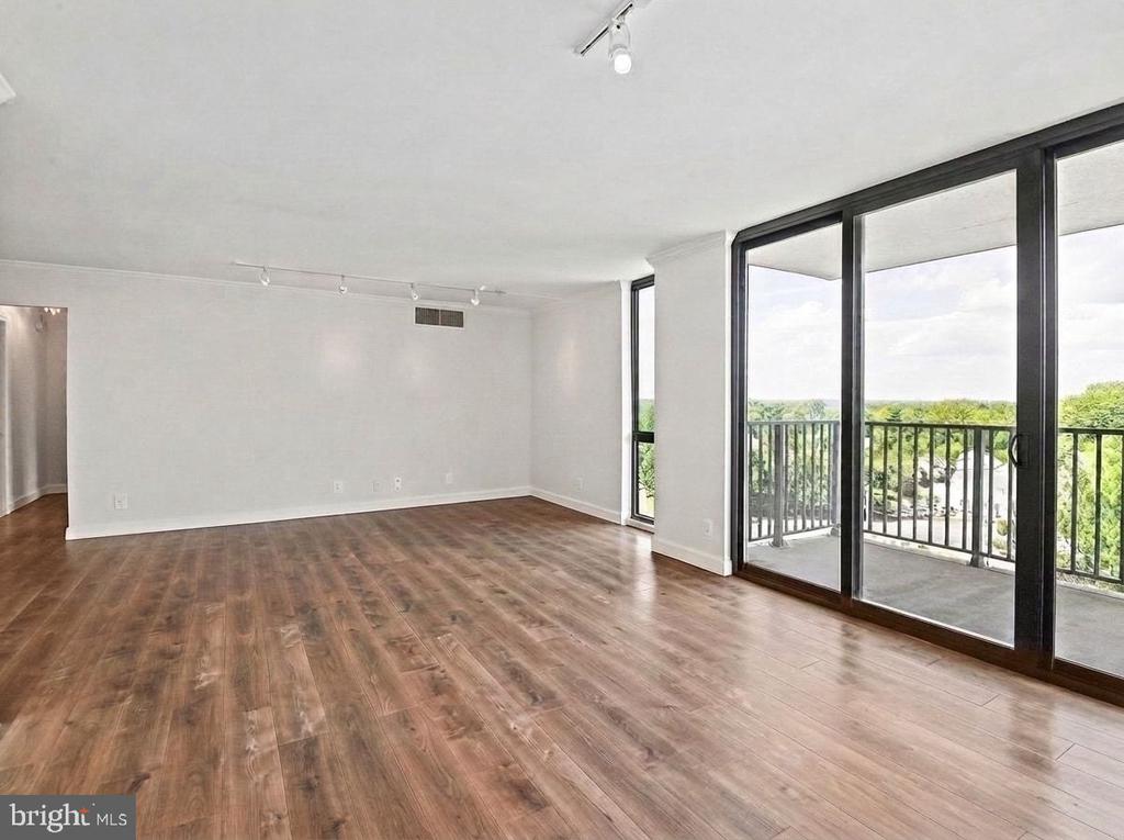 6800 FLEETWOOD ROAD Unit: 1011