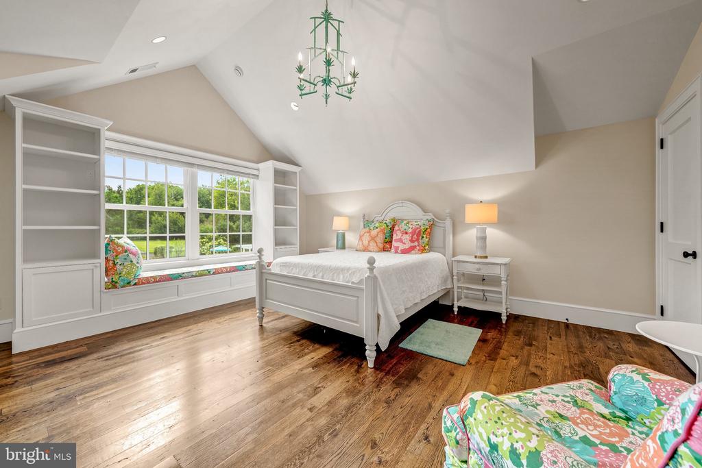 8133 GEORGETOWN PIKE
