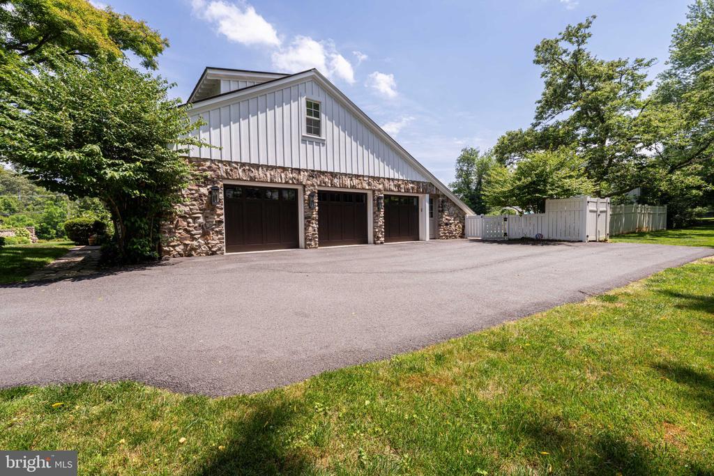 8133 GEORGETOWN PIKE