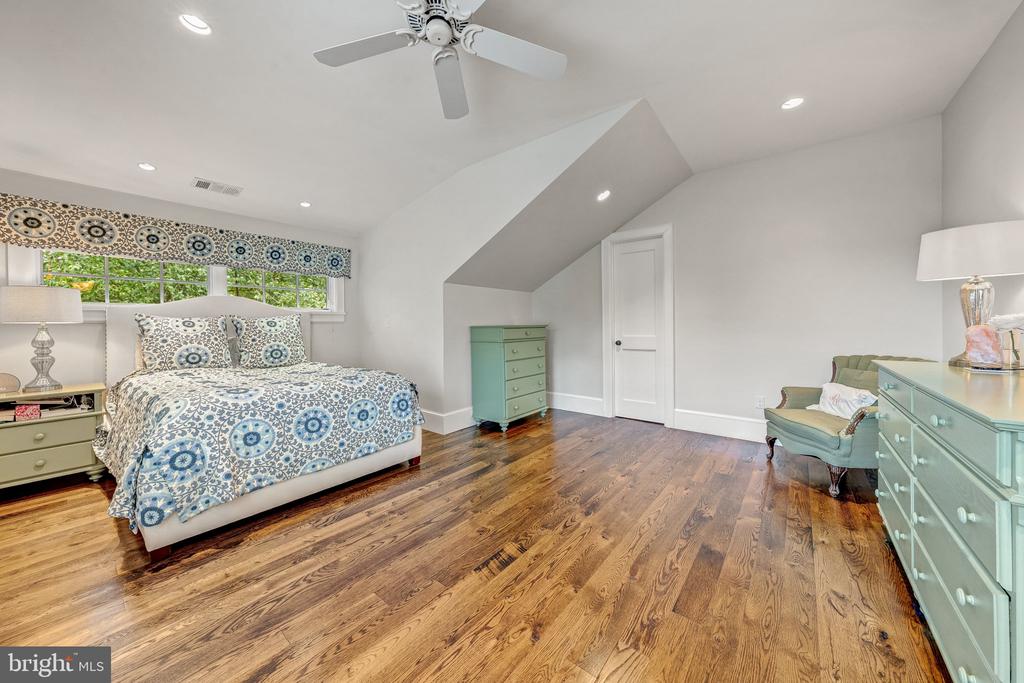 8133 GEORGETOWN PIKE