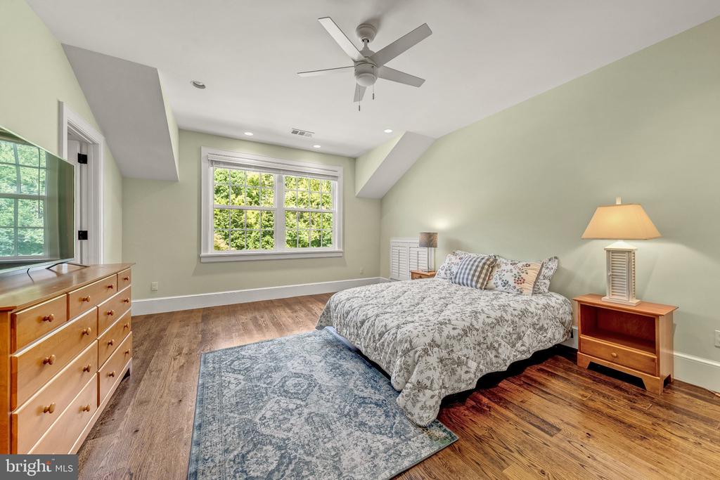 8133 GEORGETOWN PIKE