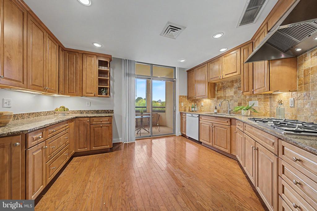 1450 EMERSON AVENUE Unit: 203
