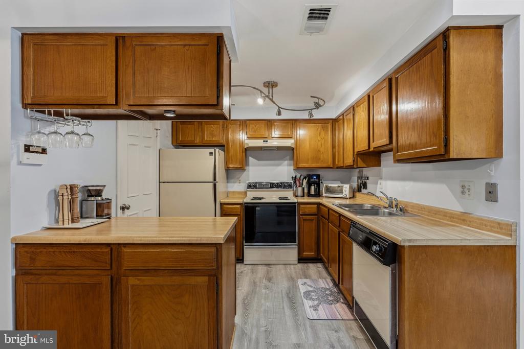 6043 ESSEX HOUSE SQUARE Unit: B