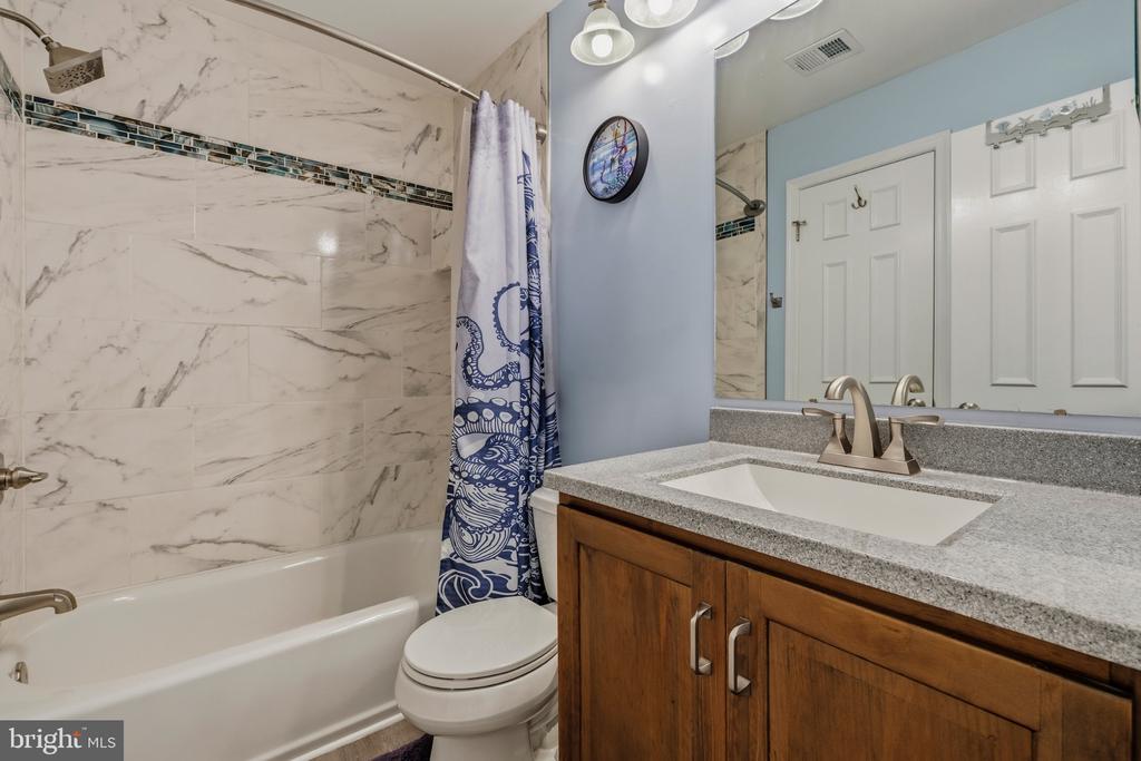 6043 ESSEX HOUSE SQUARE Unit: B