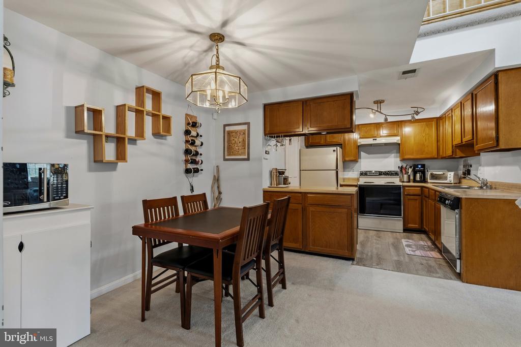 6043 ESSEX HOUSE SQUARE Unit: B
