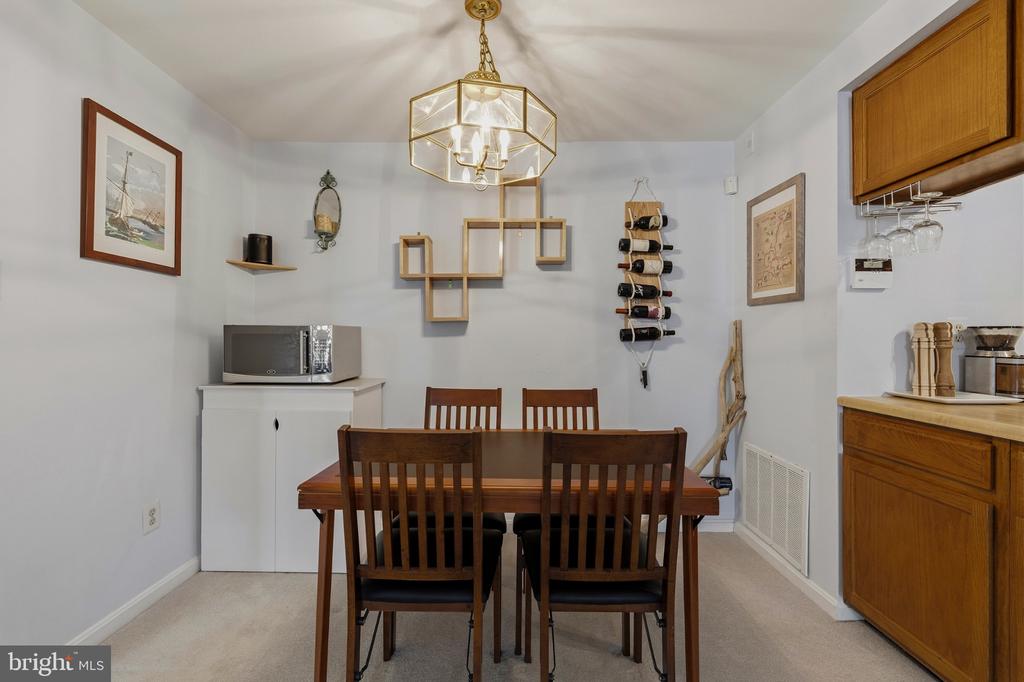 6043 ESSEX HOUSE SQUARE Unit: B