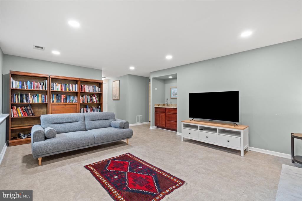 8138 VIOLA STREET